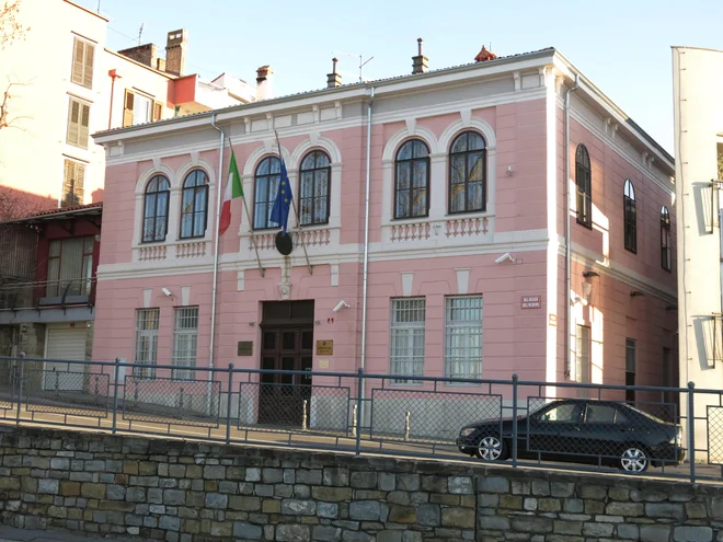 Italijanskemu konzulatu se ne bo treba seliti iz palače Vianello v Kopru, ker je župan ne prodaja več. FOTO: Boris Šuligoj
