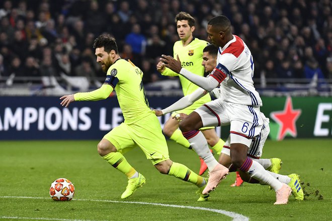 Lionel Messi se je trudil, a so bili Lyonovi branilci vztrajnejši in zbrani. FOTO: AFP.
