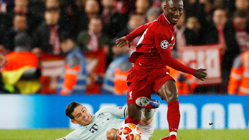 Fotografija: Soccer Football - Champions League - Round of 16 First Leg - Liverpool v Bayern Munich - Anfield, Liverpool, Britain - February 19, 2019  Liverpool's Naby Keita in action with Bayern Munich's James Rodriguez        REUTERS/Phil Noble