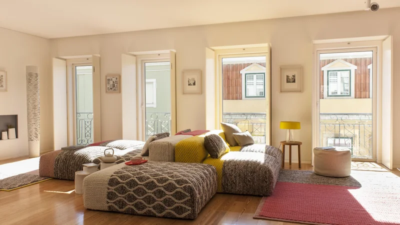 Fotografija: Središče bivalnega prostora predstavlja udobna modularna zofa Mangas Sapce, ki jo je za španskega proizvajalca Gun rugs oblikovala priznana oblikovalka Patricia Urquiola. FOTO: arhiv Atelier Ligia Casanova