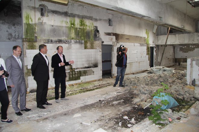 V takšnem stanju je CEROP leta 2015 kupil razpadajoč in uničen objekt Družbene prehrane v Murski Soboti. FOTO: Jože Pojbič/Delo