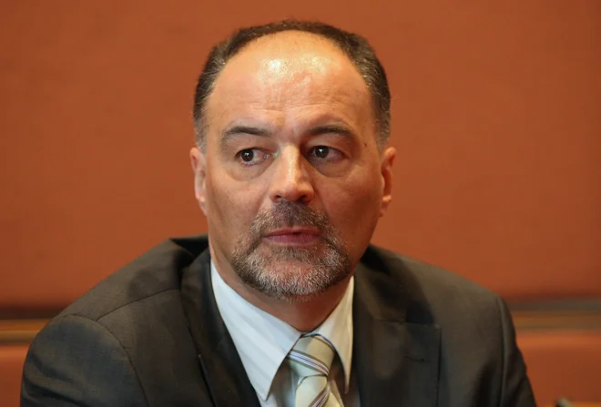 Andrej Mate je prepričan, da ima cesta prednost pred železnico. FOTO: Igor Zaplatil/Delo