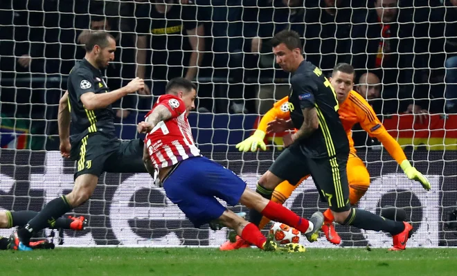 Jose Gimenez je premagal urok Juventusove mreže. FOTO: Reuters