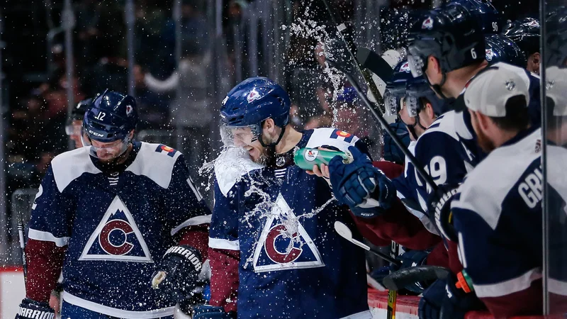 Fotografija: Takole so soigralci nagradili A.J. Greera za krstni gol v NHL. FOTO: Isaiah J. Downing/Reuters