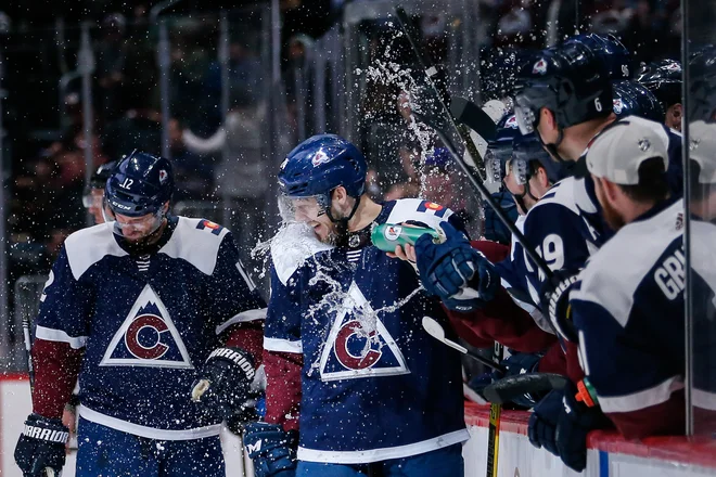 Takole so soigralci nagradili A.J. Greera za krstni gol v NHL. FOTO: Isaiah J. Downing/Reuters