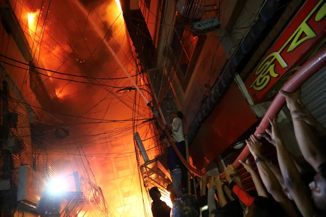 Okoli 200 reševalcev in gasilcev še vedno išče morebitne preživele.&nbsp;FOTO: Mohammad Ponir Hossain/Reuters