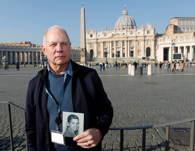 V Vatikanu so te dni zbrani tudi zagovorniki žrtev in žrtve zlorab duhovnikov. Na fotografiji je Američan Tim Lennon, predsednik združenja žrtev zlorab duhovnikov, ki je tudi sam ena od žrtev. FOTO: Remo Casilli/Reuters