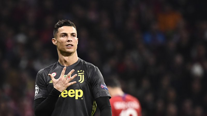 Fotografija: Cristiano Ronaldo je s stegnjenimi petimi prsti desnice odgovoril navijačem Atletica. FOTO: Pierre-Philippe Marcou/AFP