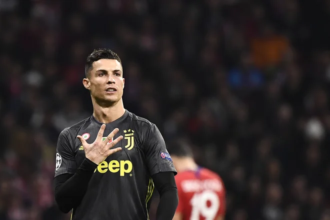 Cristiano Ronaldo je s stegnjenimi petimi prsti desnice odgovoril navijačem Atletica. FOTO: Pierre-Philippe Marcou/AFP