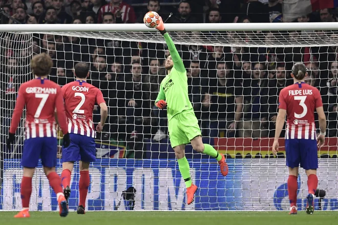 Jan Oblak se je v deveti minuti izkazal ob Ronaldovem prostem strelu. FOTO: Javier Soriano/AFP