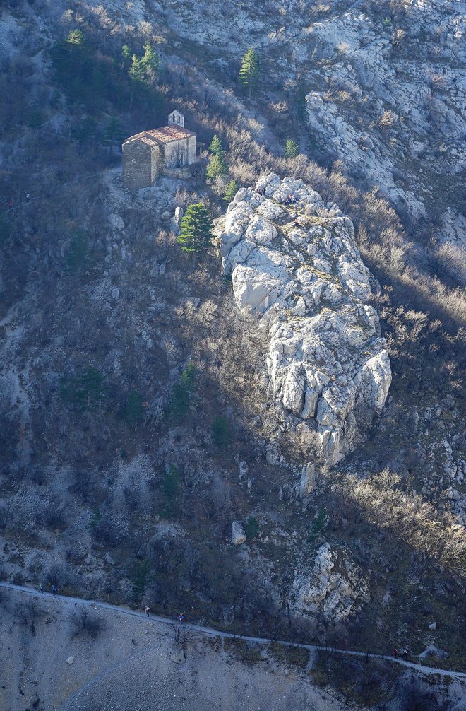 Pogled na drugo stran kanjona rečice Glinščice in na cerkev sv. Marije na Pečinah. FOTO: Brane Piano