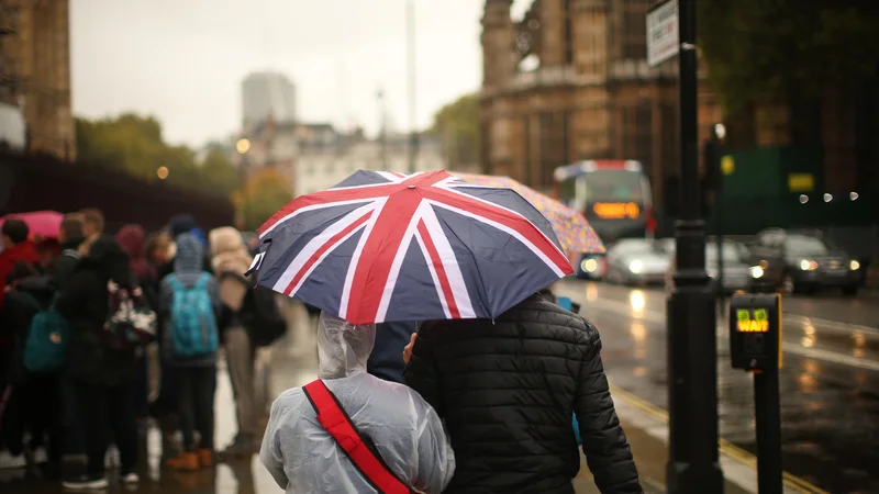 Fotografija: Britanci očitno niso v nič kaj zavidljivi poziciji, v katero so se sicer spravili sami, a to ne pomeni, da mora EU zgolj opazovati, kako se njena članica in pomembna financerka potaplja. Foto: Jure Eržen/Delo