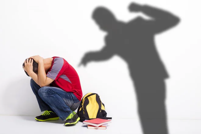 Ignoriraj nasilneža. Reci odločen NE in pojdi stran, je eden od nasvetov za boj proti medvrstniškemu nasilju. FOTO: Shutterstock