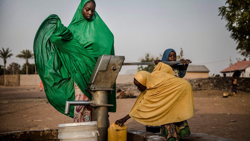Fotografija: V begunskem taborišču Malkohi v nigerijskem mestu Jimeta ženske iz vodnjaka črpajo vodo. Malkohi je tabor za vse, ki so zapustili svoje domove, ko so uporniki Boko Harama okupirali severovzhodni del države. FOTO: Luis Tato/AFP