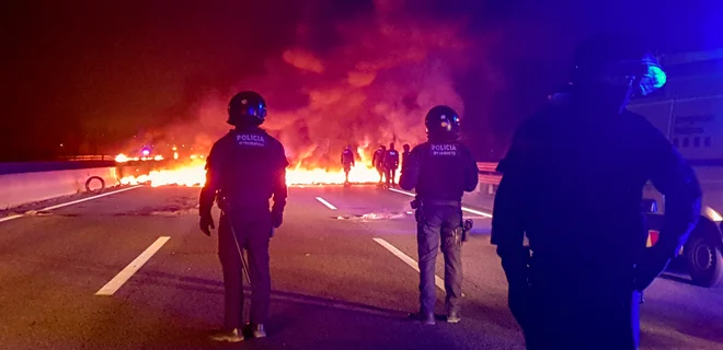 Goreče barikade na avtocesti blizu Girone. FOTO: Reuters