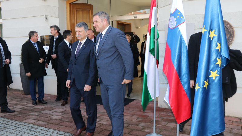 Fotografija: Predsednika parlamentov Madžarske in Slovenije Laszlo Köver in Dejan Židan sta se najprej v Lendavi sestala s predstavniki madžarske manjšine. FOTO: Jože Pojbič