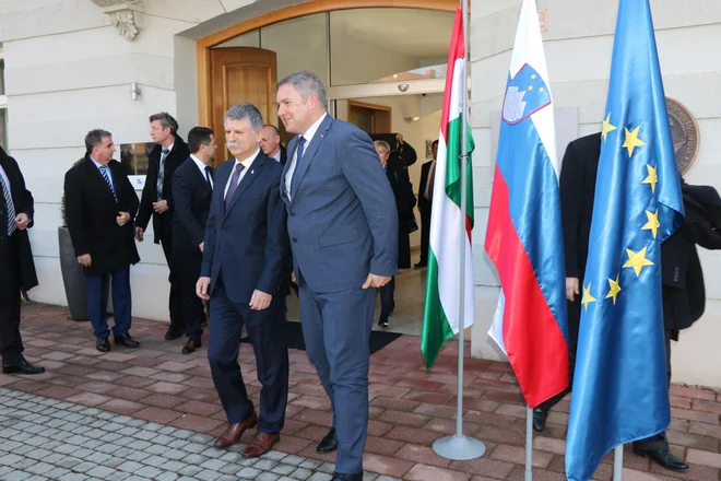 Predsednika parlamentov Madžarske in Slovenije Laszlo Köver in Dejan Židan sta se najprej v Lendavi sestala s predstavniki madžarske manjšine. FOTO: Jože Pojbič