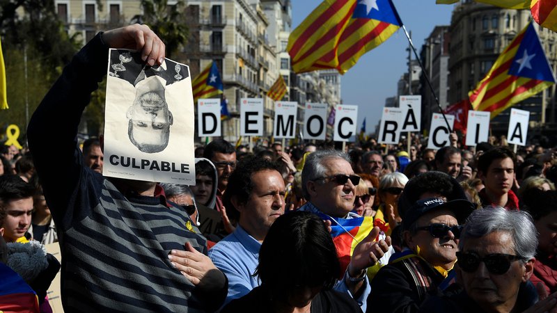 Fotografija: Protestniki v Barceloni. FOTO: Lluis Gene/AFP