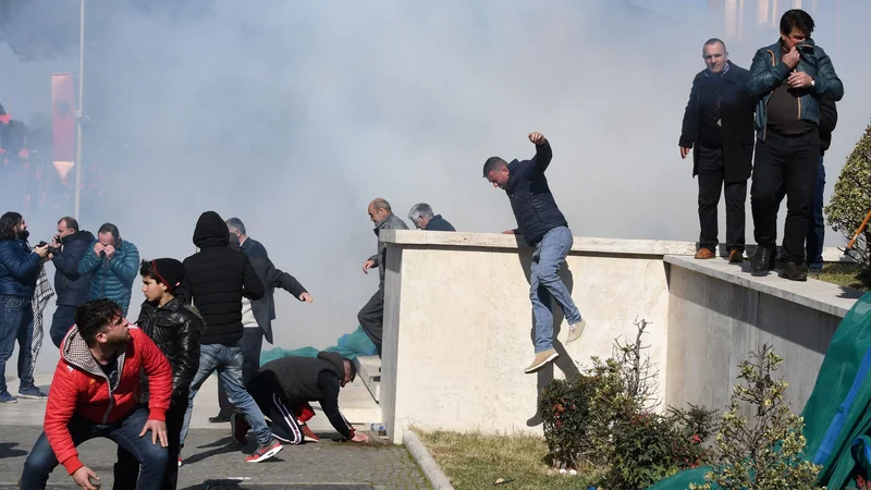 Fotografija: Protivladni protest, ki ga je v nedeljo v Tirani organizirala opozicijska Demokratska stranka, se je sprevrgel v nasilje. FOTO: Gent Shkullaku/AFP