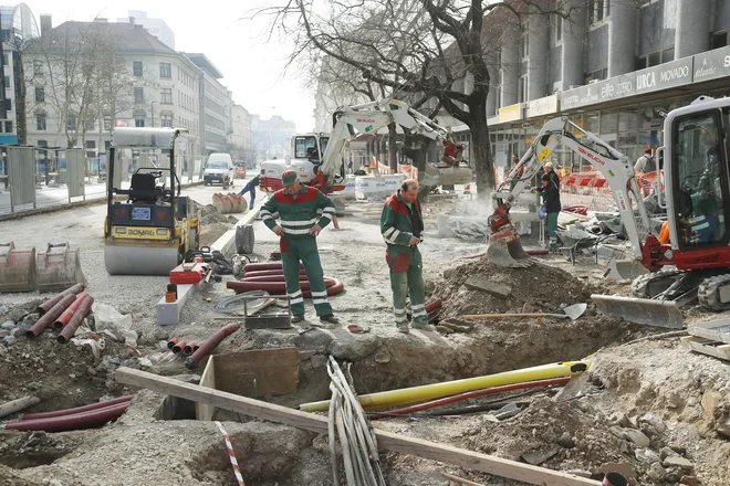 Pred Kozolcem hitijo s polaganjem tlakovcev. FOTO: Leon Vidic/Delo