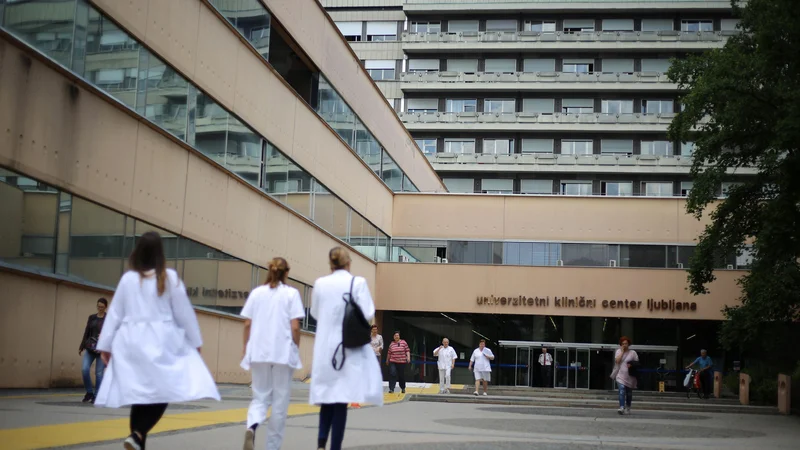 Fotografija: V kliničnem centru imajo težave pri zaposlovanju novih kadrov. Proti novemu direktorju več manjših klinik bodo najverjetneje sprožili postopek izredne odpovedi delovnega razmerja.  FOTO: Leon Vidic/Delo