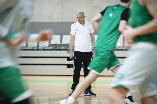 Jure Zdovc pozorno spremlja Olimpijine košarkarje in energično odpravlja napake. FOTO: Uroš Hočevar