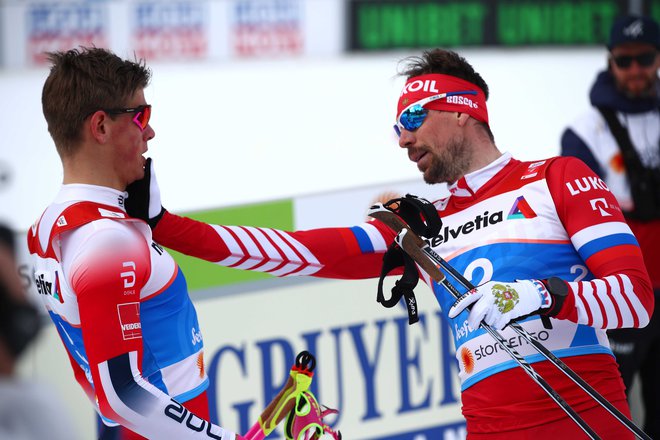 Johannes Høsflot Klæbo (levo) je osvojil naslov prvaka v šprintu, pred tem pa v polfinalu razjezil Sergeja Ustjugova. FOTO: Reuters