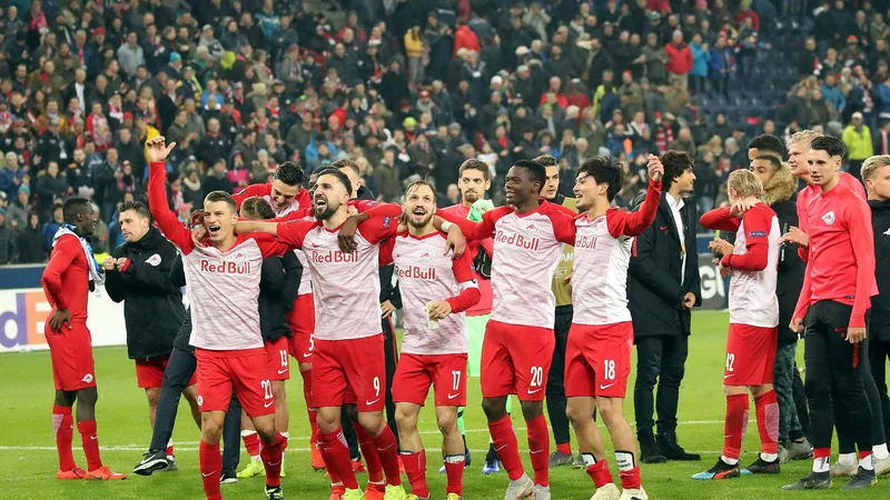 Fotografija: Salzburg's team celebrates after the UEFA Europa League round of 32 second leg football match between RB Salzburg and Club Brugge in Salzburg on February 21, 2019. (Photo by KRUGFOTO / APA / AFP) / Austria OUT Foto Krugfoto Afp