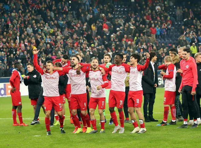 Salzburg&#39;s team celebrates after the UEFA Europa League round of 32 second leg football match between RB Salzburg and Club Brugge in Salzburg on February 21, 2019. (Photo by KRUGFOTO / APA / AFP) / Austria OUT Foto Krugfoto Afp
