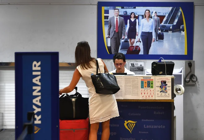 Prevoznika za dodatno prtljago zahtevata doplačilo od pet do petindvajset evrov. FOTO: AFP
