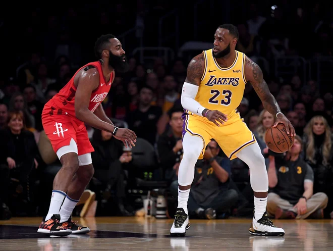 LeBron James in James Harden sta v dvorani Staples Center uprizorila interni dvoboj, v katerem je bil za točko boljši bradač iz Teksasa. FOTO: AFP