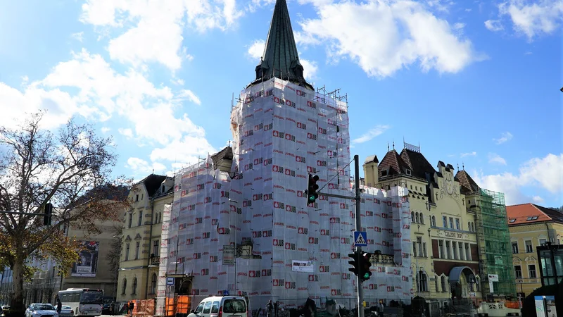 Fotografija: Obnavljanje zgodovinske fasade Celjskega doma. FOTO: Brane Piano