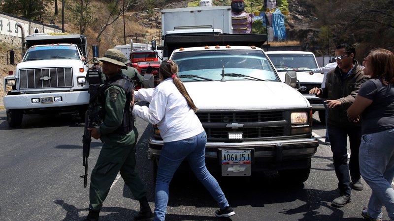 Fotografija: Na meji med Kolumbijo in Venezuelo je zelo napeto. FOTO: Reuters