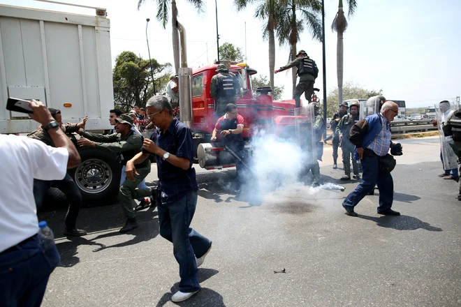 Na meji med Kolumbijo in Venezuelo je zelo napeto. FOTO: Reuters