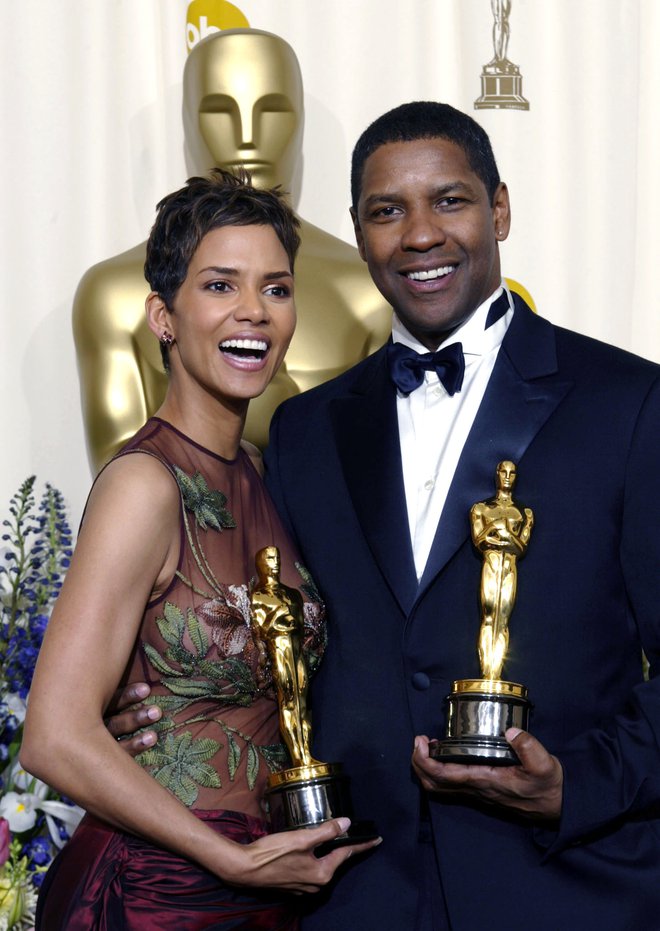 Halle Berry – prva temnopolta prejemnica oskarja za glavno žensko vlogo – in Denzel Washington, ki je oskarja za glavno moško vlogo prejel kot drugi Afroameričan. FOTO: Reuters