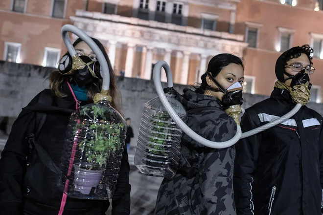 Okoljski aktivisti protestirajo pred grškim parlamentom v Atenah med demonstracijami proti raziskovanju in vrtanju ogljikovodika v grških morjih. Okoljske skupine trdijo, da je izgorevanje fosilnih goriv glavni vzrok za podnebne spremembe in da vrtanje nafte povzroča resne posledice na zaskrbljujočih področjih in spodkopava potencial lokalnih gospodarstev za trajnostni razvoj. Foto Louisa Gouliamaki Afp