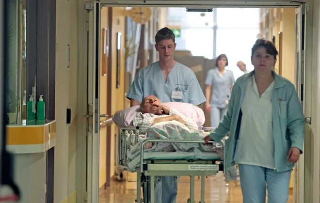 Da je bilo v zadnjih desetih letih na novo zaposlenih 2000 medicinskih sester, samo po sebi ne pove dosti, opozarjajo v zbornici zdravstvene in babiške nege. Foto Matej Družnik