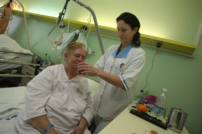 V zadnjih desetih letih so se v zdravstveni negi&nbsp;povečale potrebe vse starejših uporabnikov, množijo se tudi dodatne naloge, opozarjajo medicinske sestre. Foto&nbsp;Tadej Regent