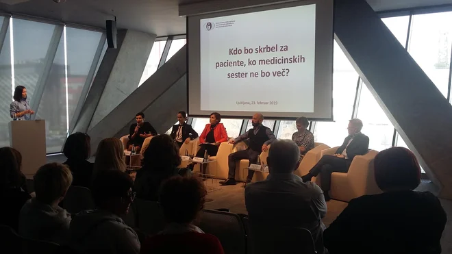 Povečana stopnja izobrazbe medicinskih sester zmanjšuje stroške, zdravstvene zaplete in smrtnost pacientov, so med drugim opozorili na okrogli mizi, ki jo je organizirala Zbornica zdravstvene in babiške nege. Foto Andreja Žibret Ifko