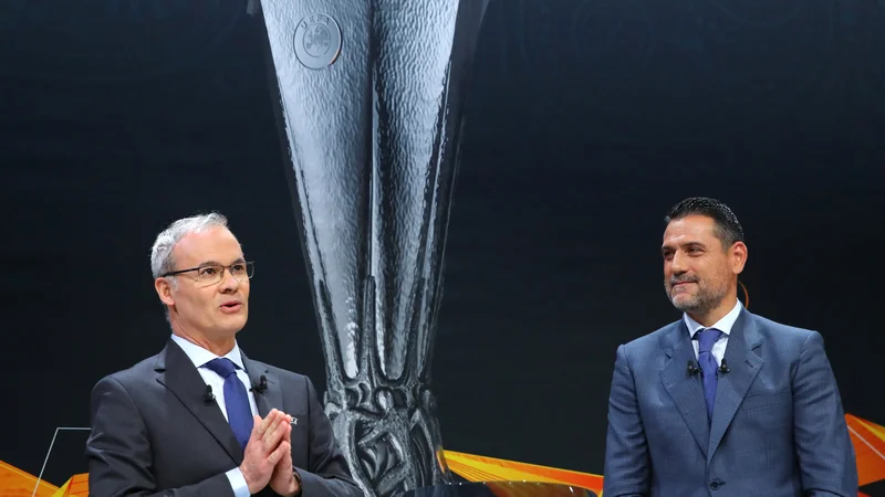 Fotografija: General sekretar Uefa Giorgio Marchetti nekdanji nogometaš Andres Palop sta vlekla kroglice na žrebu v Nyonu. FOTO: Reuters.