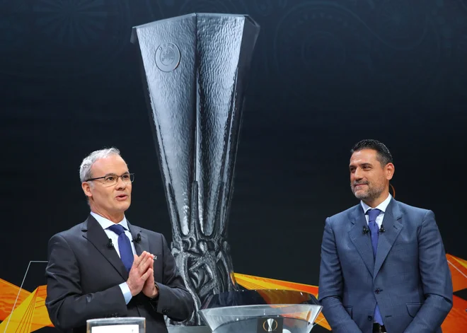 General sekretar Uefa Giorgio Marchetti nekdanji nogometaš Andres Palop sta vlekla kroglice na žrebu v Nyonu. FOTO: Reuters.