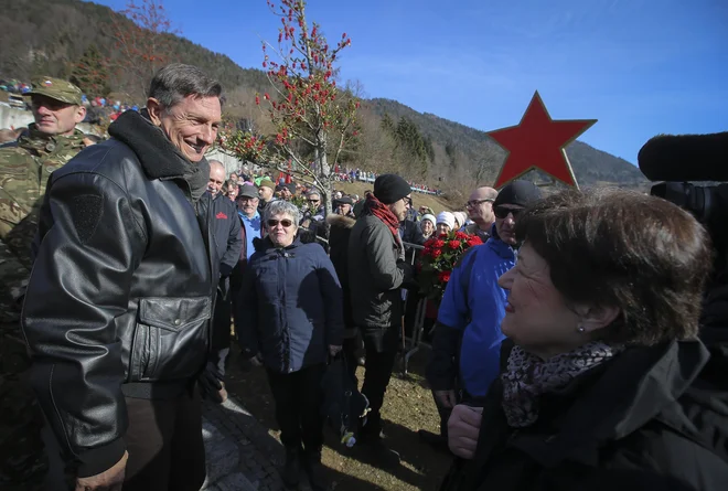 Ideja predsednika Boruta Pahorja o skupnih učbenikih, iz katerih bi se zgodovine učila mladež z levega in desnega brega Soče, je pobožna želja, realna približno tako kot prepričanje, da sonce danes ne bo zašlo. FOTO: Jože Suhadolnik