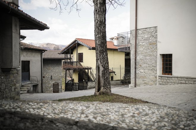 Vas Gorenji Tarbij v Benečiji ima veliko na novo obnovljenih hiš, toda manj stalnih prebivalcev. Foto Uroš Hočevar