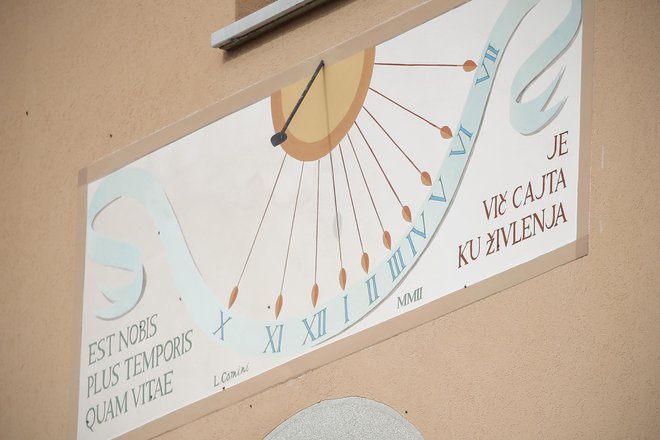 Napis na sončni uri na občinski stavbi pove največ. Foto Uroš Hočevar