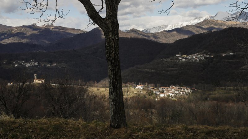 Fotografija: Panoramski pogled iz Spodnjega Tarbija na vasi Černetiči in Oblica. Benečija ima velik turistični potencial. Foto Uroš Hočevar