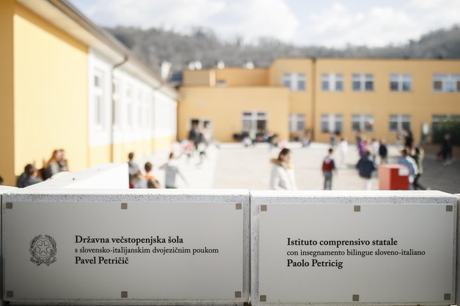 Državna večstopenjska šola s slovensko-italijanskim dvojezičnim poukom Pavel Petričič v Špetru trenutno gosti 285 otrok. Foto Uroš Hočevar