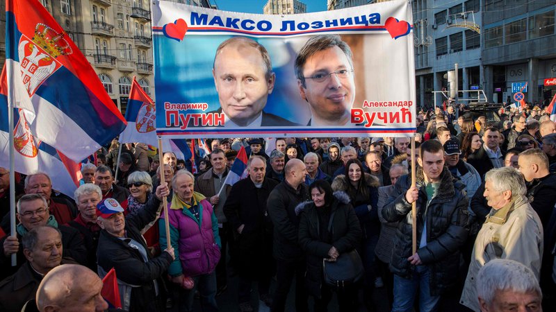 Fotografija: Srbski vožd Aleksandar Vučić bo s turnejo, tako kot ob obisku ruskega predsednika Vladimirja Putina, dokazal, da tiha večina ni na protestih, temveč podpira njegovo politiko. FOTO: Vladimir Zivojinović/AFP