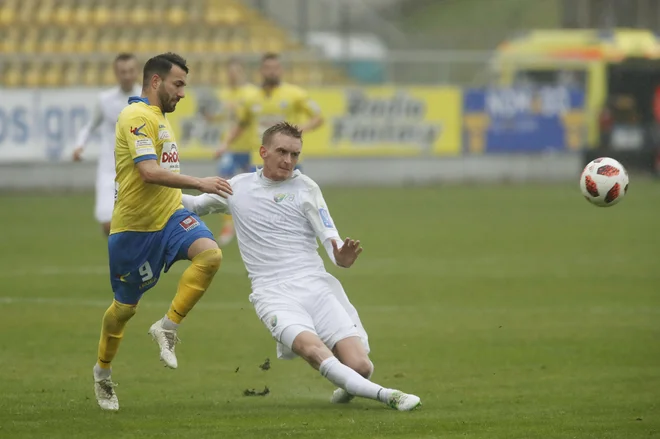 Če se bo ustavilo Rudiju Vancašu Požegu, ima celje še enag aduta v Mitji Lotriču (levo). Velenjčan Leon Črnčič (desno) v Domžalah najbrž še ne bo plesal od veselja.  FOTO: Leon Vidic/Delo