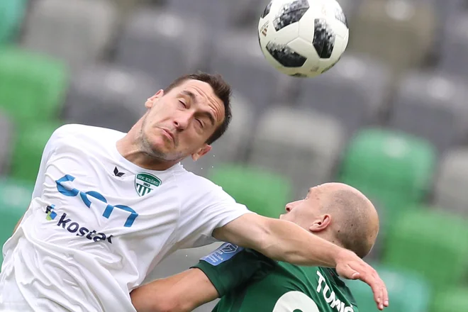 Enega od najbolj izkušenih igralcev Krškega Luko Volariča (levo) čaka težka naloga v boju za obstanek. FOTO: Tomi Lombar/Delo