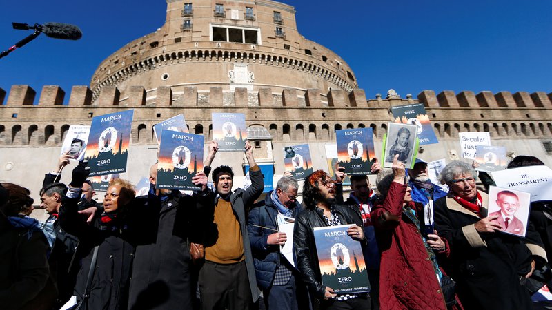 Fotografija: Protestni pohod po Rimu do Vatikana. FOTO: Reuters